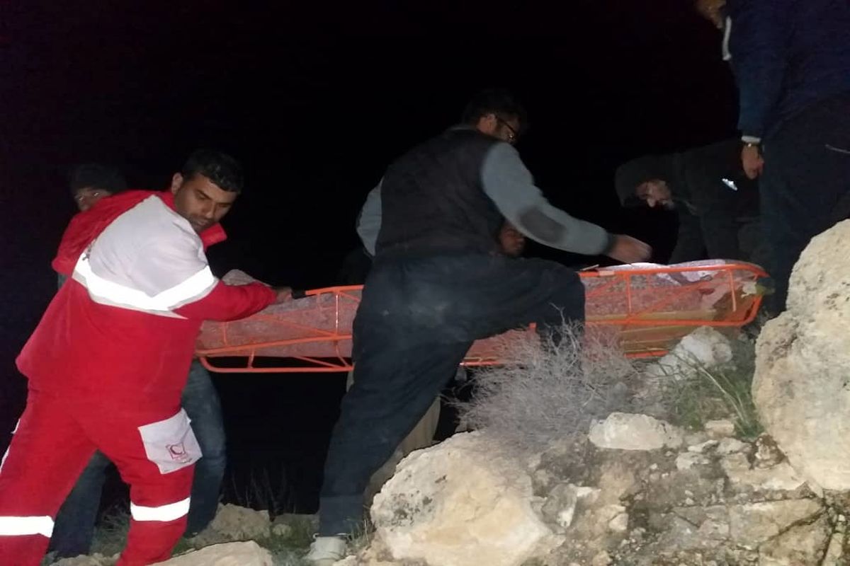 نجات فرد گمشده در کوه زنگارد بستک توسط جمعیت هلال احمر