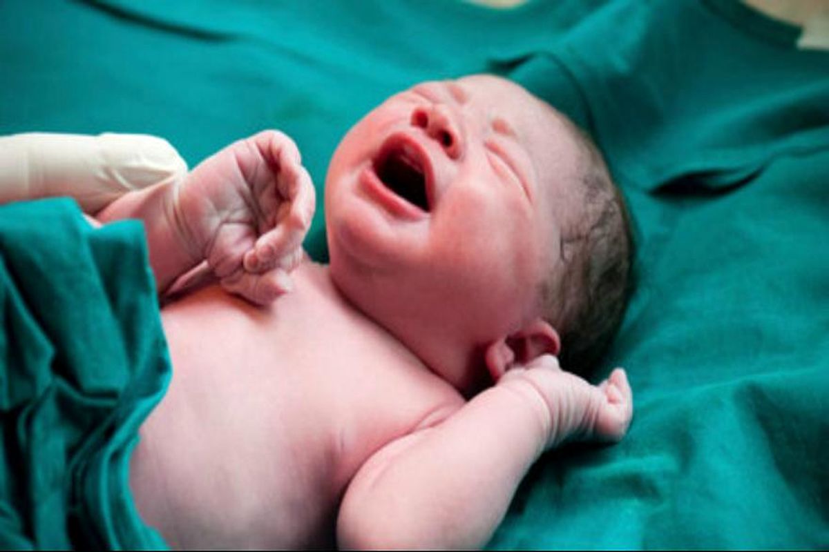 نوزاد عجول در پایگاه بهداشت قم به دنیا آمد