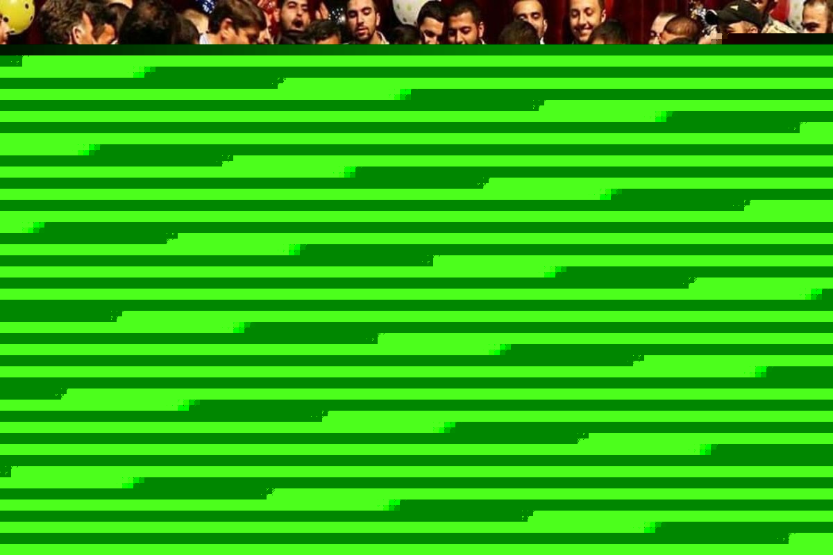 جشن تولد گرفتن ارتشی ها  برای کودک سیل زده / ببینید