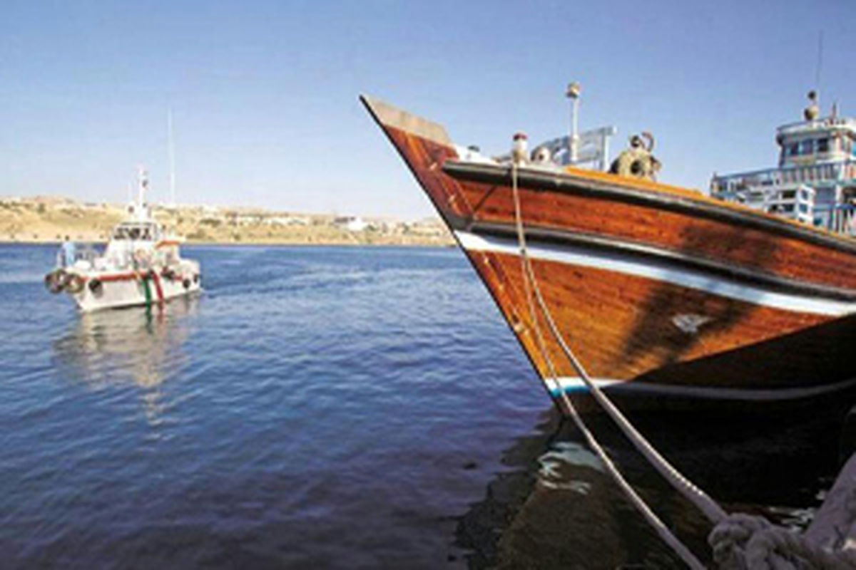 نجات جان ۵ صیاد لنج حادثه دیده در آب‌های دریای عمان