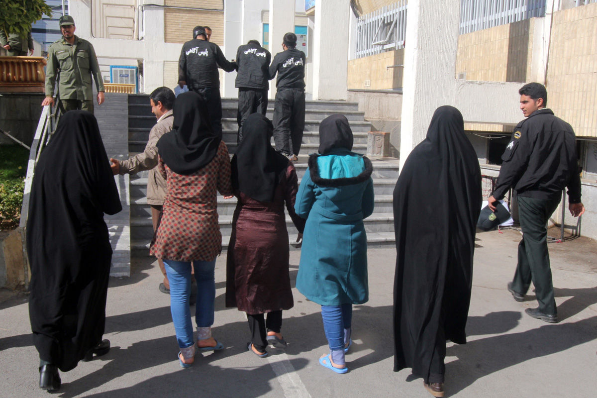 دستگیری زنان زورگیر با شلیک گلوله