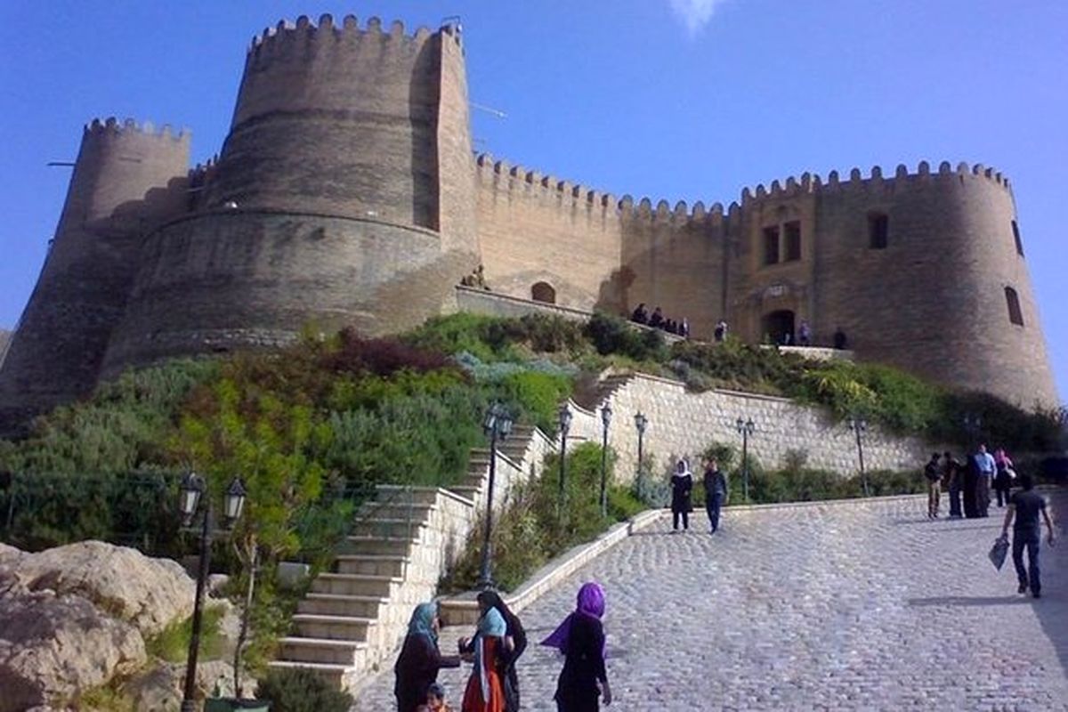 بازدید بیش از ۱۷ هزار نفری گردشگران از قلعه فلک الافلاک