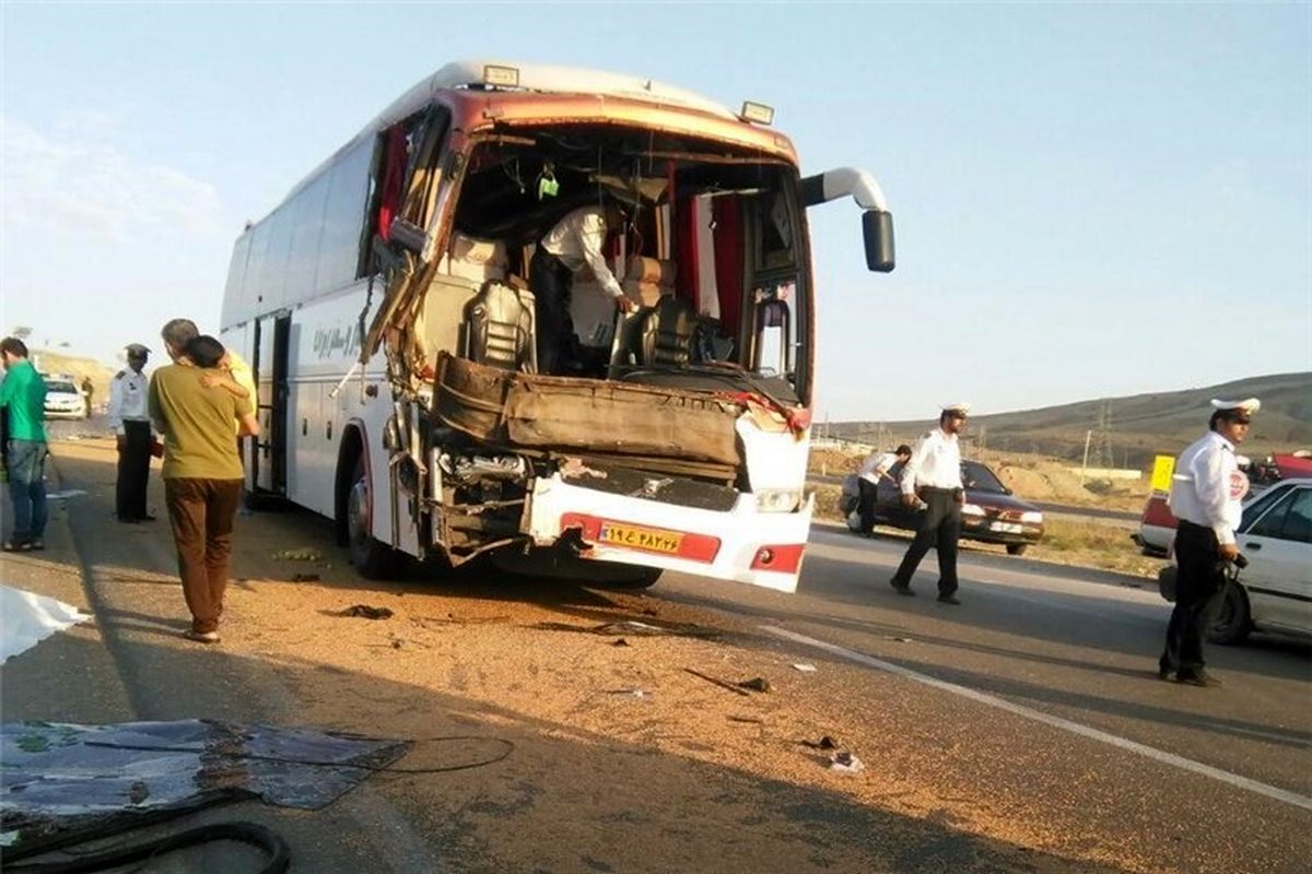 تصادف مرگبار اتوبوس و تریلر در بزرگراه کاشان- قم/۲ نفر کشته و ۲۷ نفر مجروح شدند+اسامی مصدومان