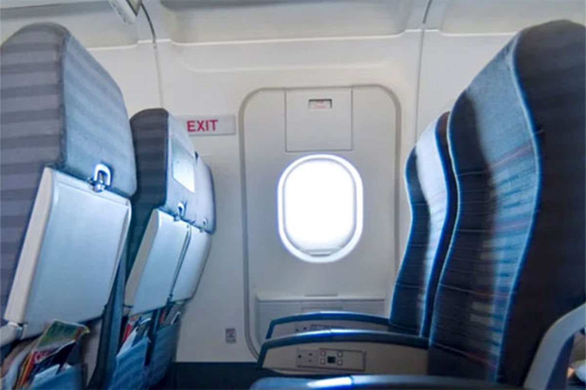 باز کردن خروجی اضطراری هواپیما به جای در توالت