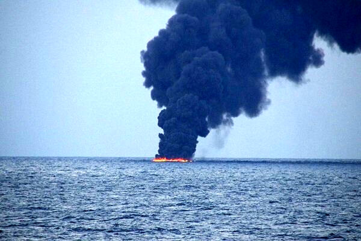 ایران به کمک کشتی آتش گرفته شتافت/ ۴۴ ملوان نفتکش های حادثه دیده در جاسک هستند