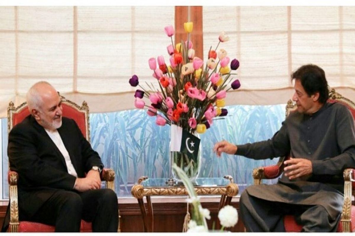 ظریف با عمران خان دیدار کرد