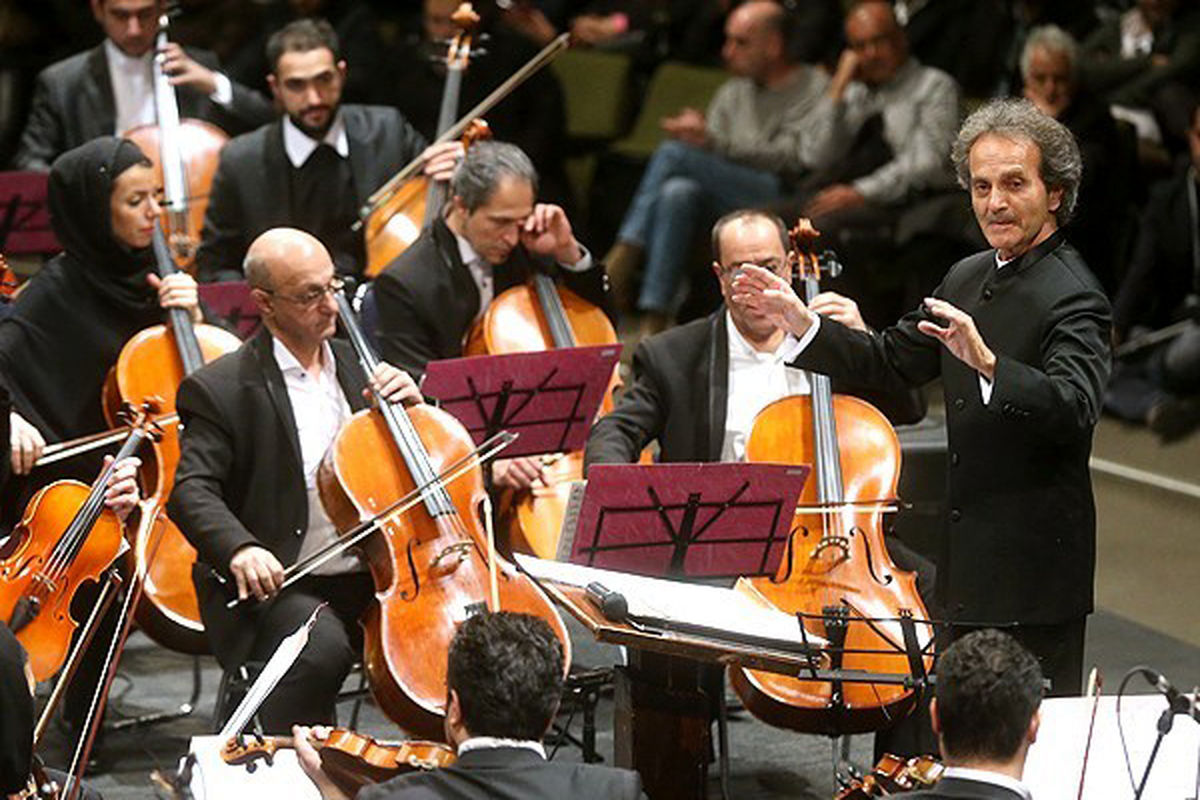 ارکستر سمفونیک تهران به رهبری شهرداد روحانی  اجرا می شود