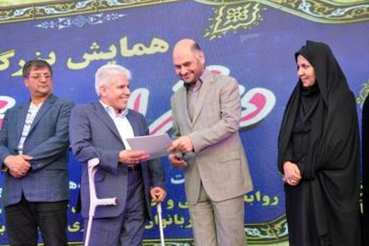 تجلیل از شهردار صالحیه بعنوان پژوهشگر برتر شهرستان بهارستان