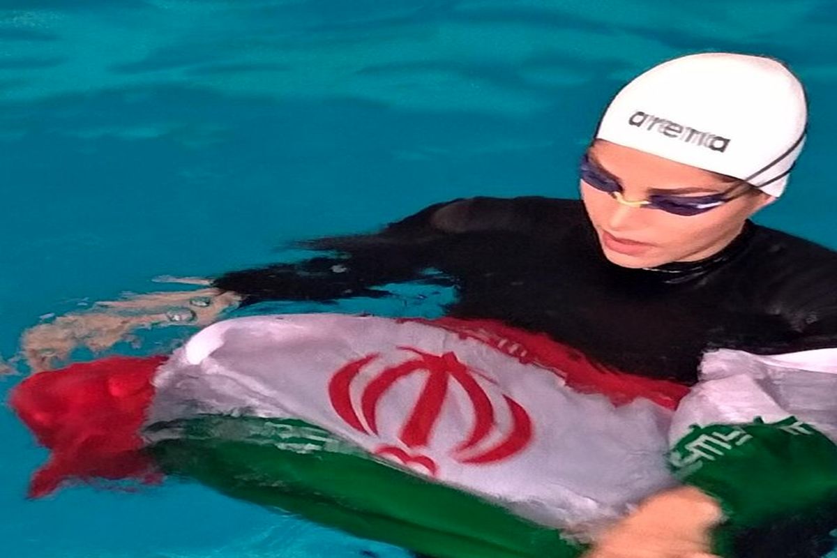 ثبت رکورد شنا با دستان بسته توسط بانوی خوزستانی