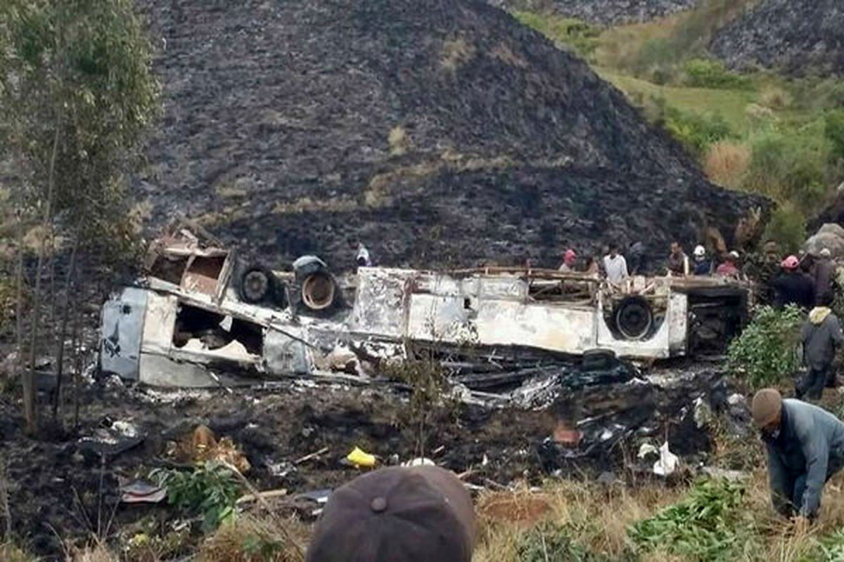 کشته و زخمی شدن۳۵ نفر در حادثه سقوط اتوبوس به دره
