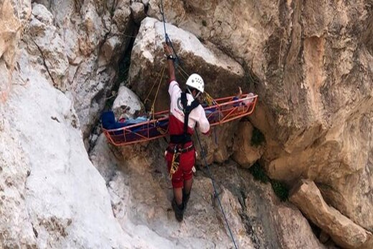 نجات جان ۱۲ کوهنورد مفقود شده در تنگ زندان/ یک کوهنورد جان خود را از دست داد