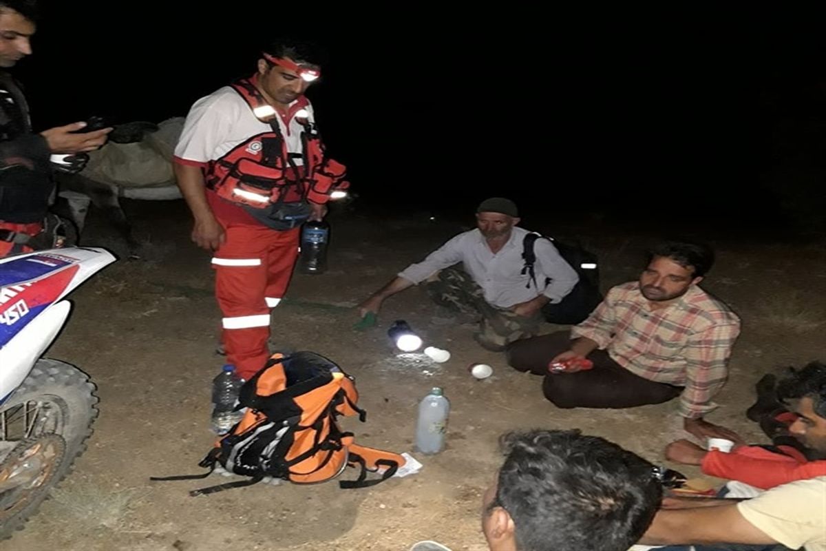نجات ۱۰ موتور سوار گرفتار در دره های سرخ آباد طارم، توسط نیروهای هلال احمر زنجان