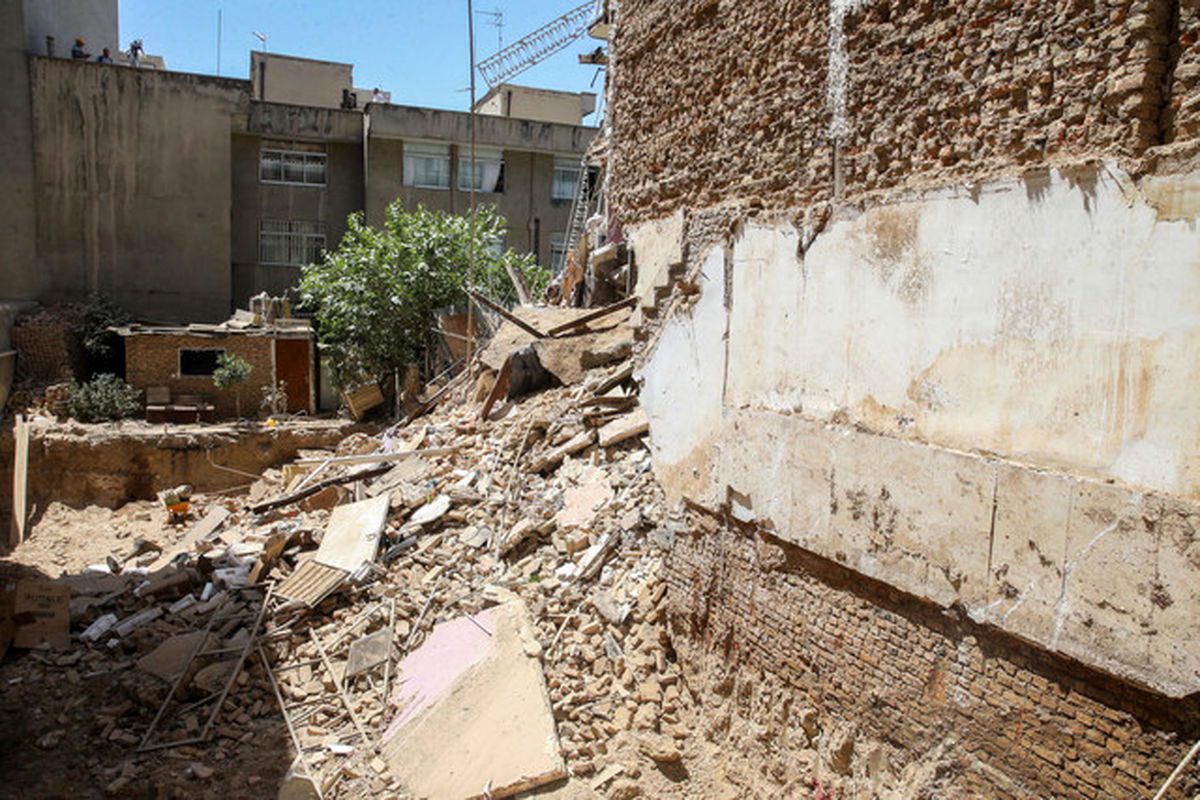 تخلیه دو واحد مسکونی در اثر گودبرداری خطرناک در اصفهان