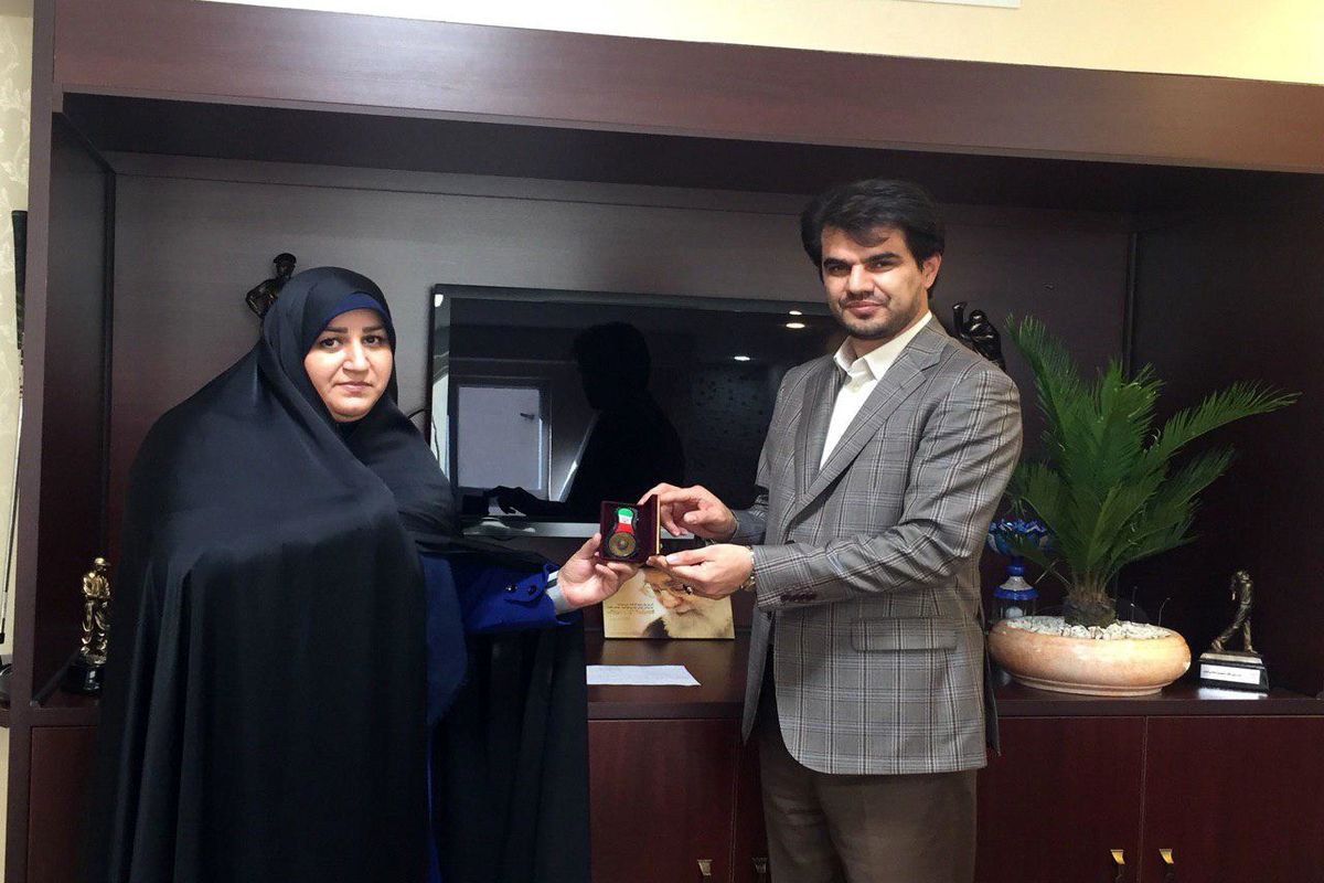 نخستین مدال جام ایثار به دختر شهید شیرودی اهدا شد
