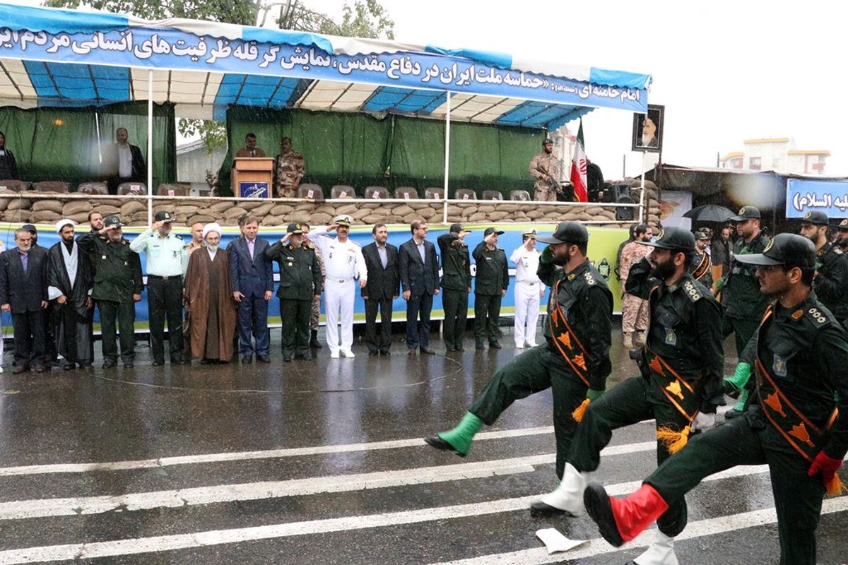 مراسم رژه نیروهای مسلح با حضور استاندار گیلان در رشت برگزار شد