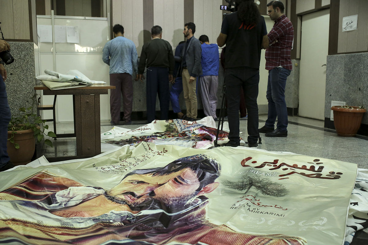 گفتگو با سارقانی که دو روزه  ۴۴ تابلو تبلیغاتی  شهرداری را در تهران ربودند+ فیلم