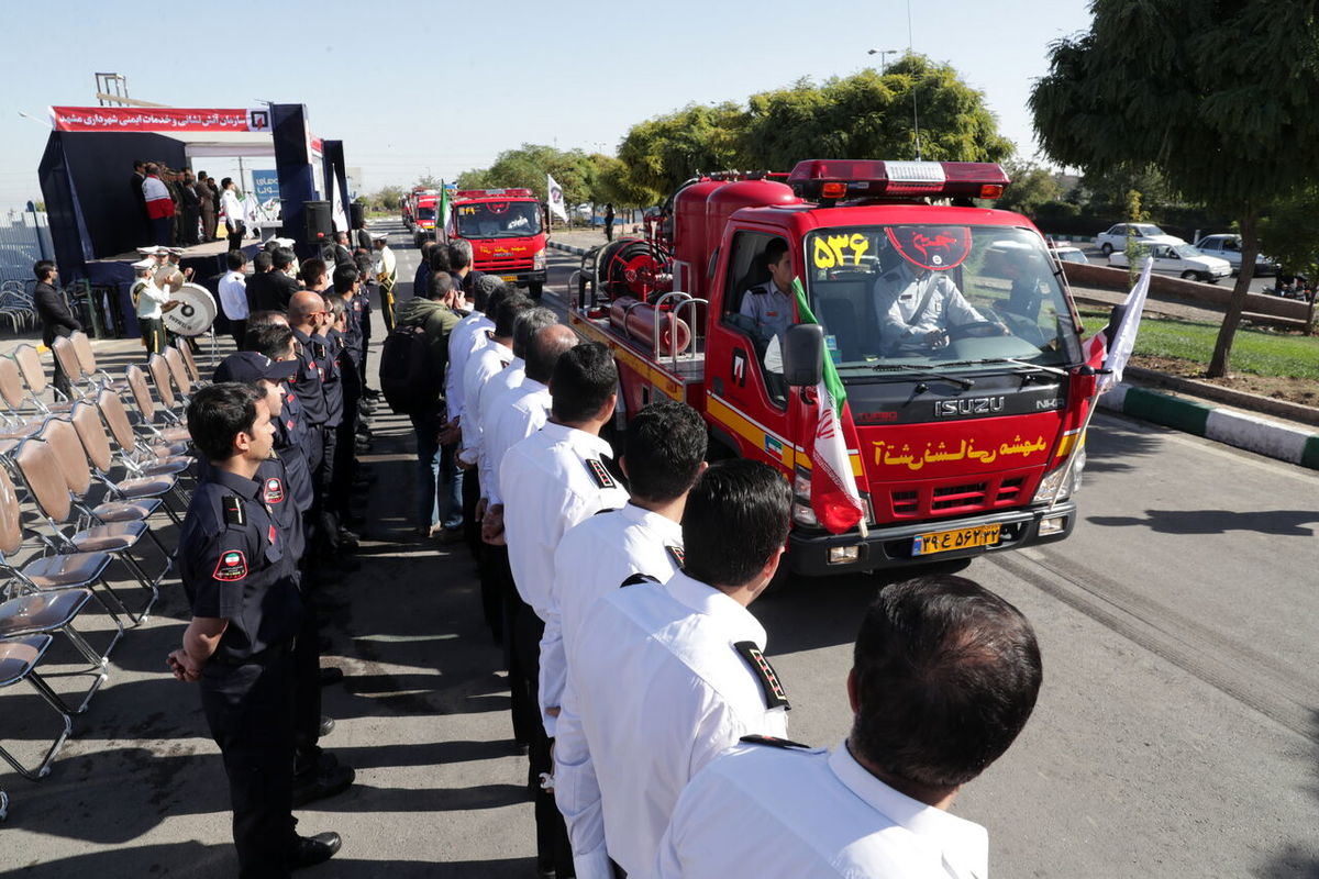 رژه آتش نشانان مشهد با تجهیزات خود