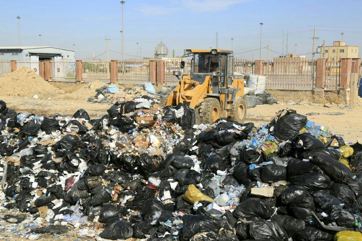 پاکسازی  ۱۲۷ هکتار از ارضی پایانه مرزی مهران از زباله