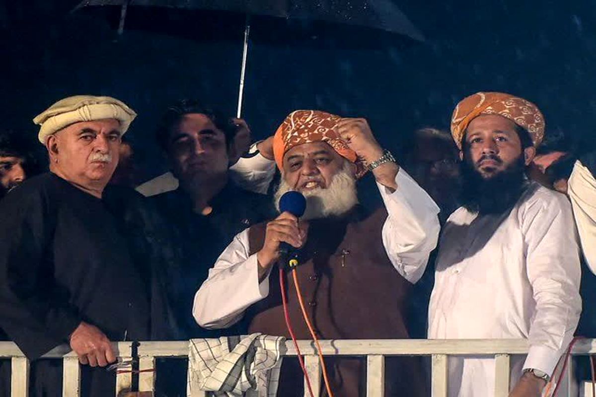 ضرب الاجل استفعا برای عمران خان از سوی رئیس حزب جمعیت علمای اسلام شاخه فضل پاکستان