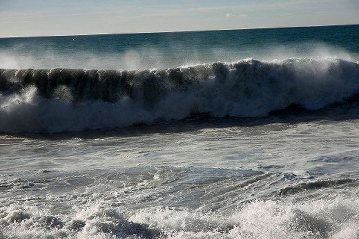 اخطاریه هواشناسی در مورد افزایش ارتفاع موج دریا بین دو تا سه متر!