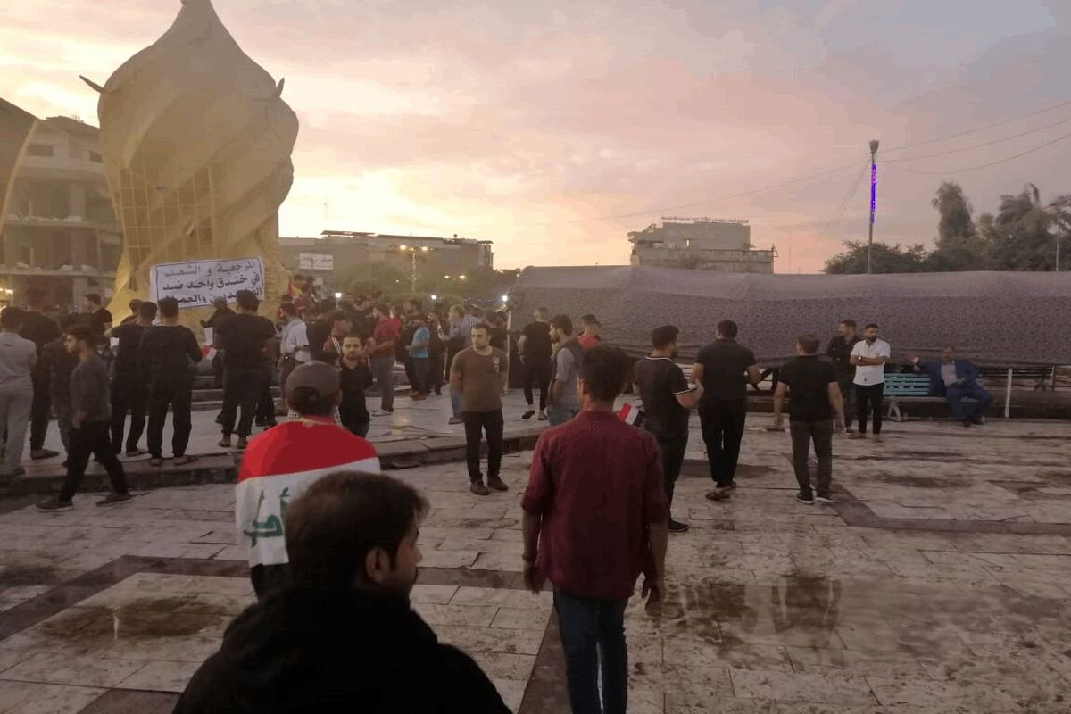 افرادی مقابل کنسولگری ایران در کربلا تجمع کردند