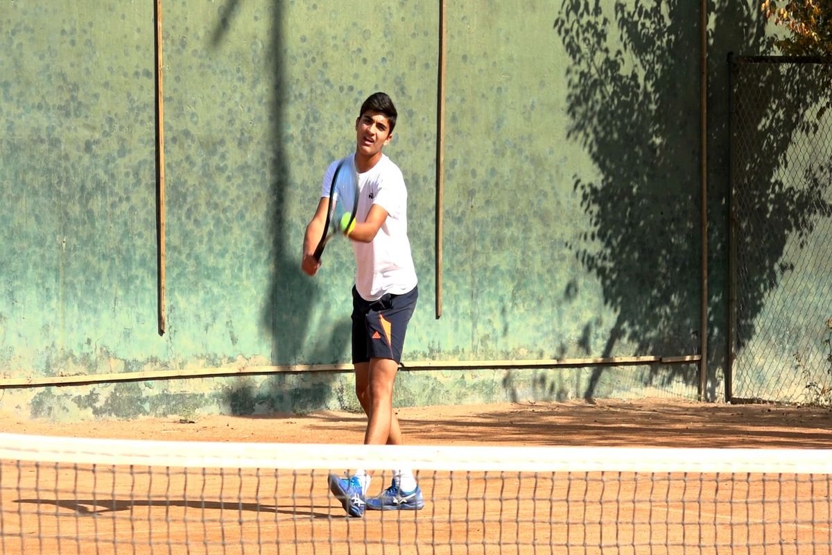حضور۸۰ ورزشکار نوجوان در رقابت های تنیس اصفهان