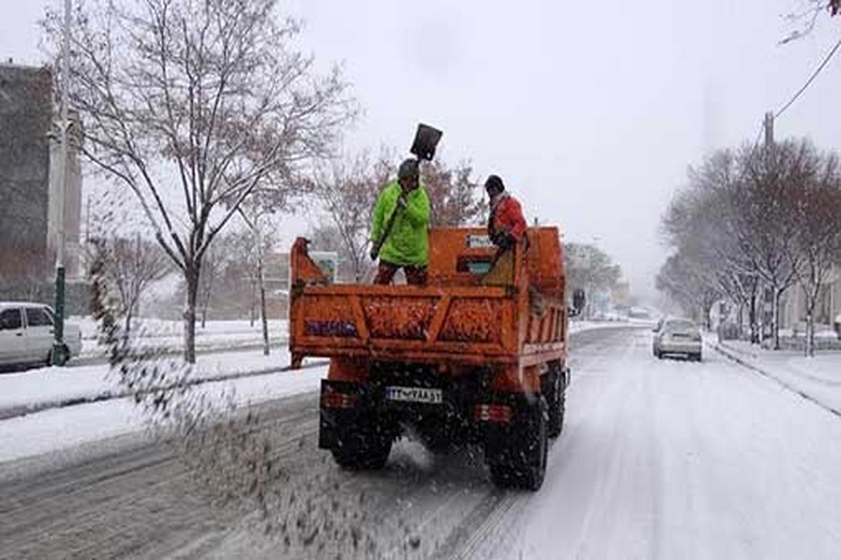 عملیات برف روبی در سطح منطقه یک در حال انجام است/کاهش میزان ترافیک نسبت به ساعات اولیه صبح