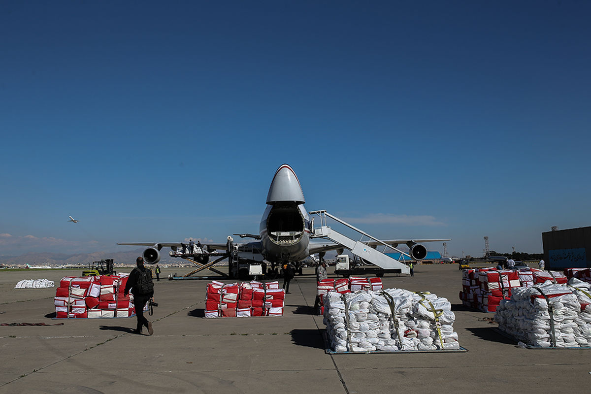 بیش از ۲ هزار و ۶۰۰ بسته غذایی میان زلزله‌زدگان آذربایجان توزیع شد