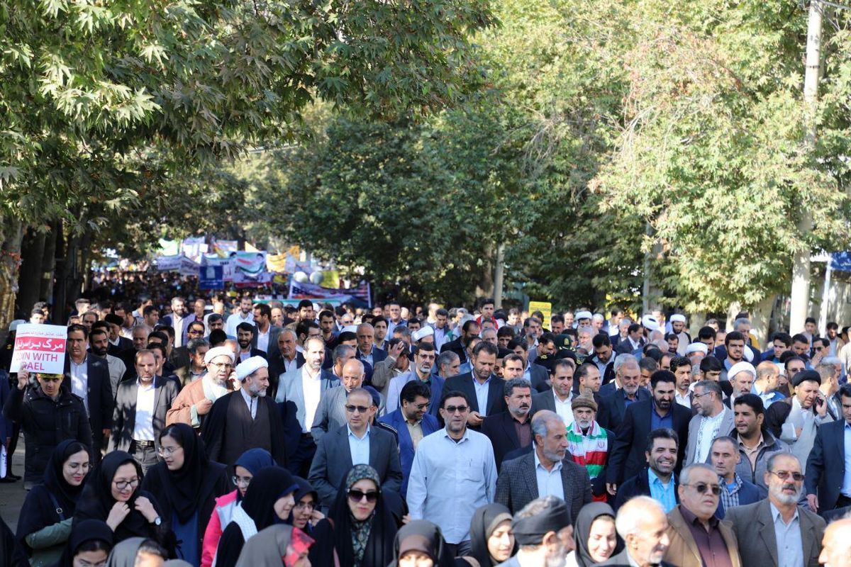 مردم تبریز در انزجار از اقدامات آشوبگران راهپیمایی می کنند