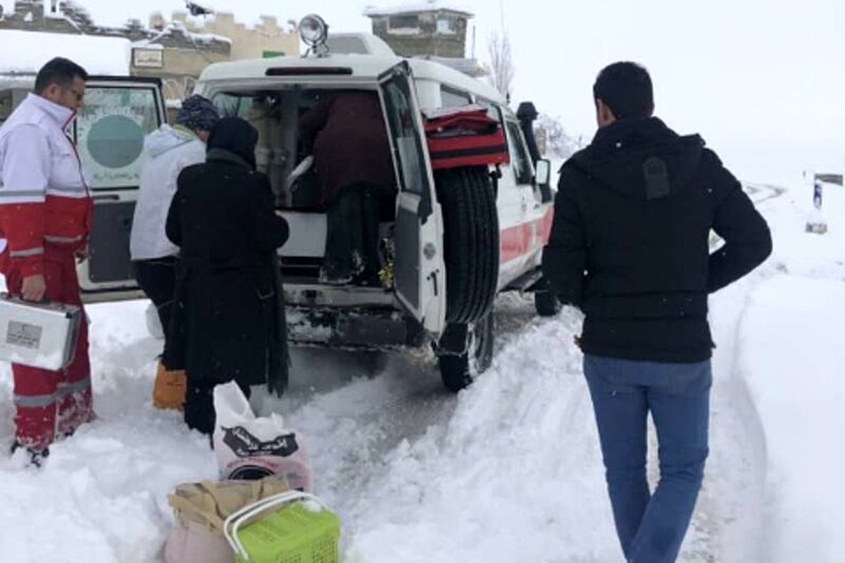 نجات ۳۹  مادر باردار در آذربایجان‌غربی از محاصره برف