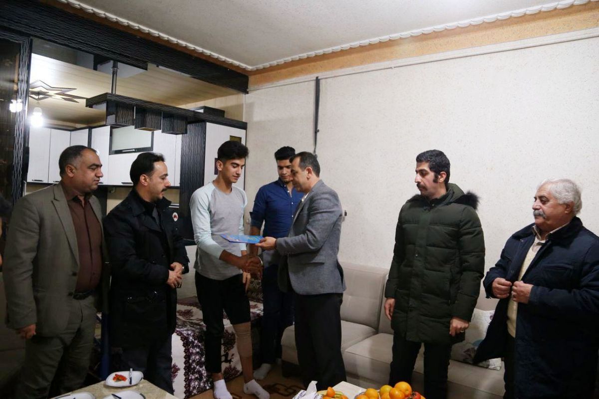 مدیر کل ورزش و جوانان کردستان از ملی پوش ژیمناستیک کردستان عیادت کرد
