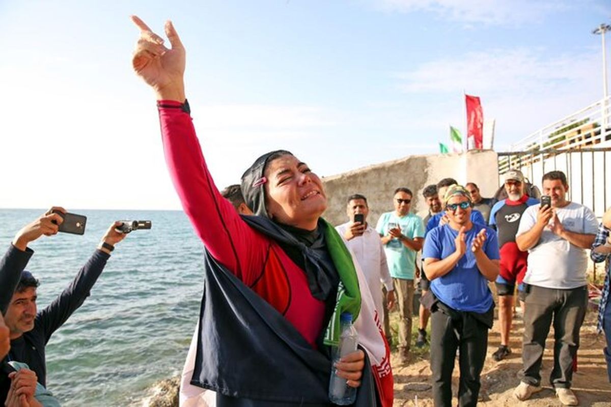 بانوی ایرانی رکورد جهانی شنا با دست بسته را در چابهار شکست