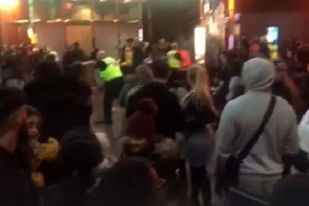 معترضان قمه به دست فیلم را از پرده سینما پایین کشیدند