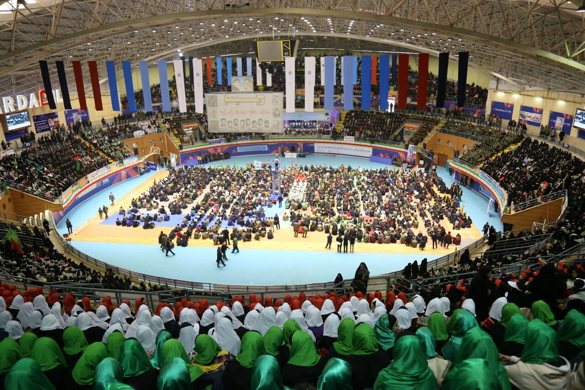 اجتماع بزرگ بسیجیان در ورزشگاه رضازاده اردبیل برگزار شد