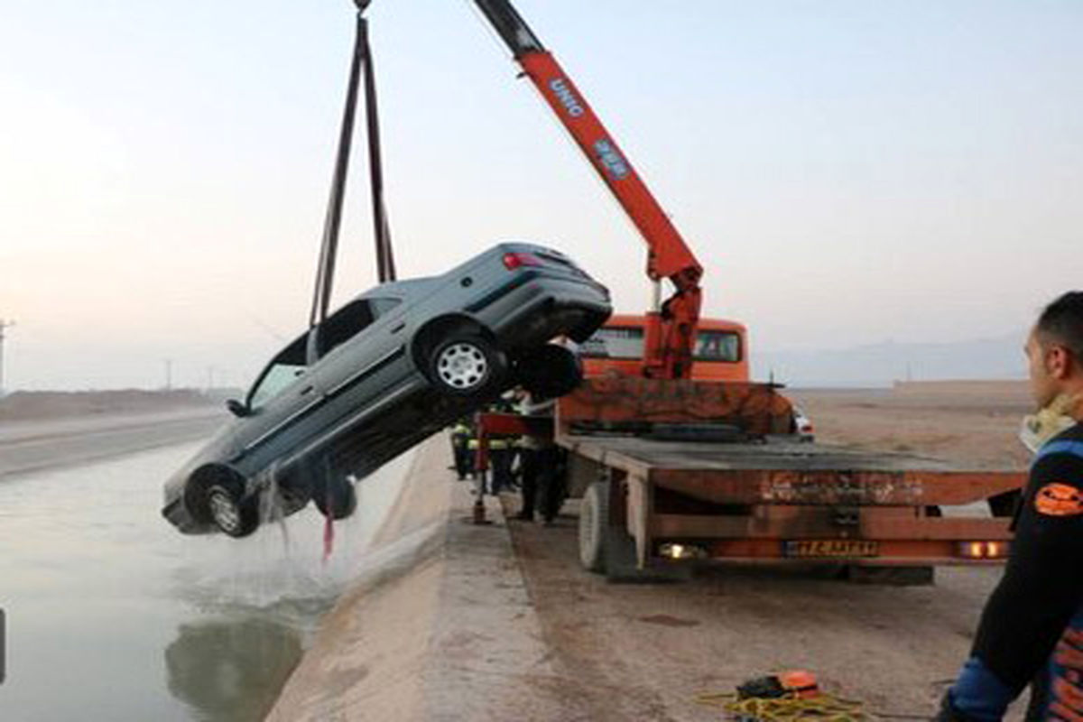 سقوط پژو پارس در کانال آب خوراسگان/تنها سرنشین خودرو نجات یافت