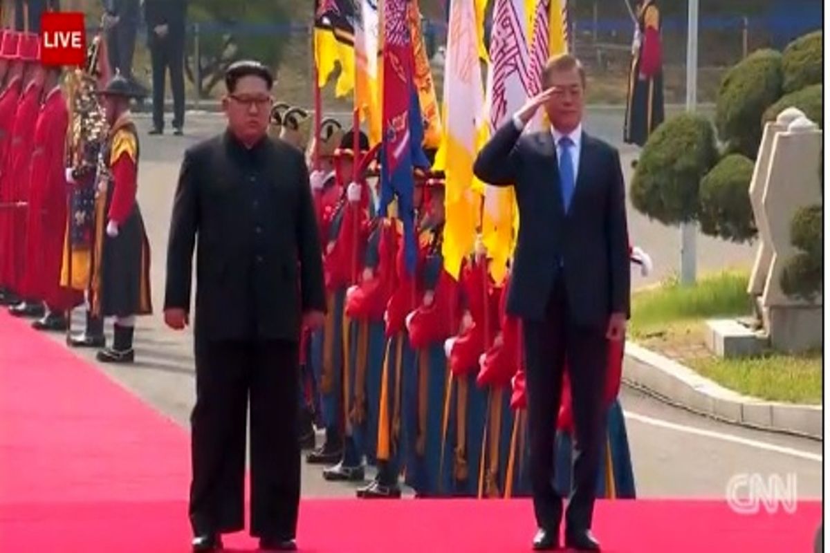 عکس ماندگار دیدار رهبران دو کره!