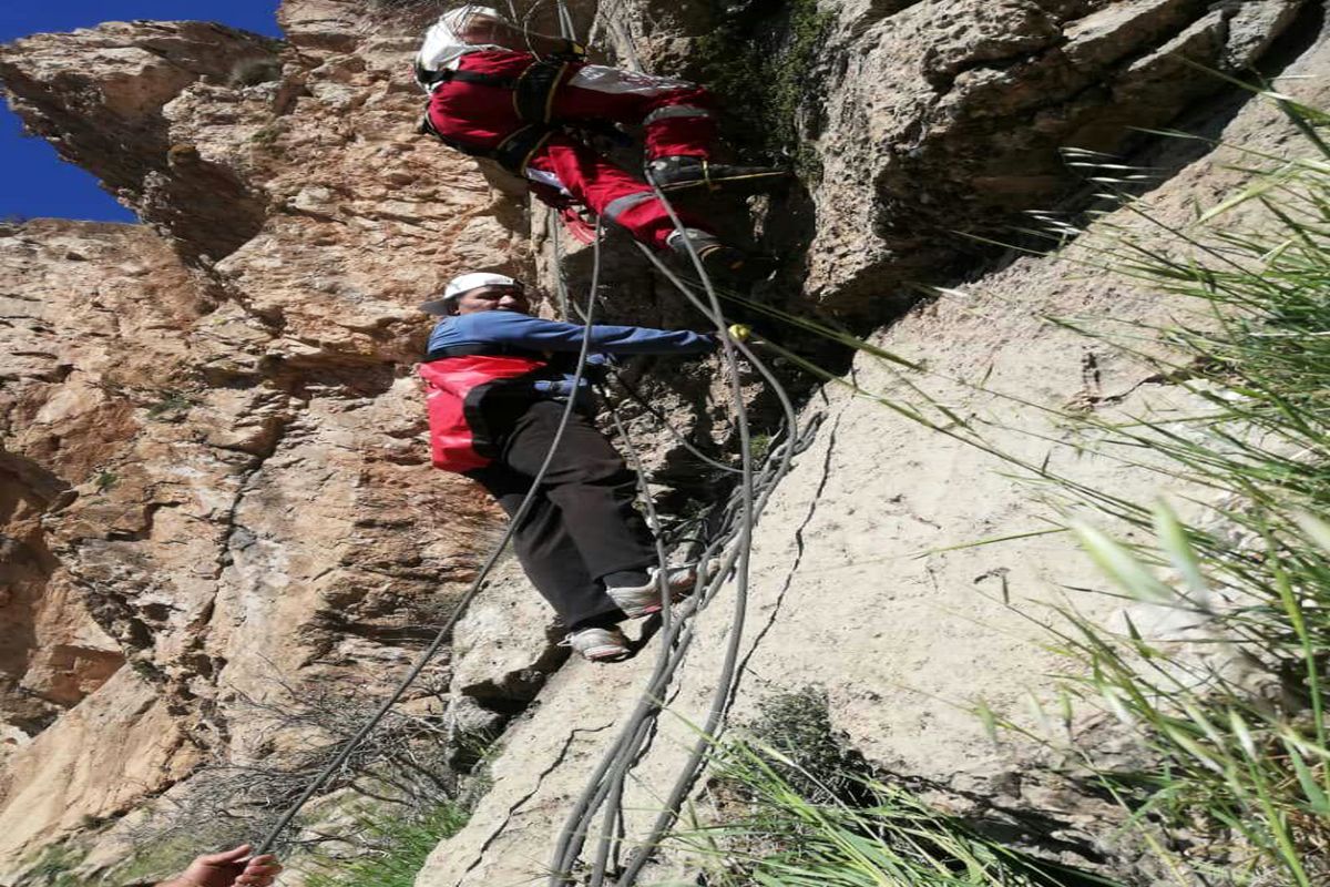 نجات دو کوهنورد در ارتفاعات سفید کوه خرم آباد