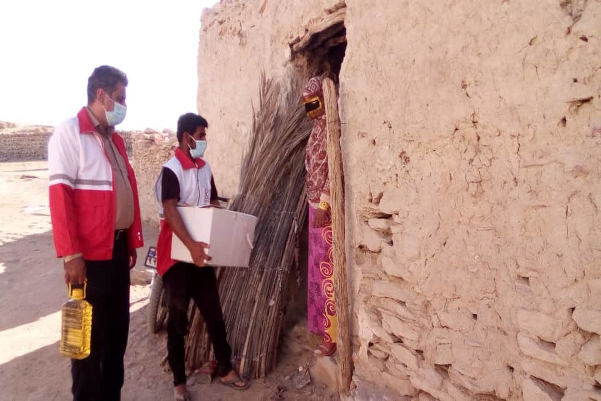 توزیع ۱۰۰ بسته معیشتی توسط هلال احمر شهرستان بندر لنگه