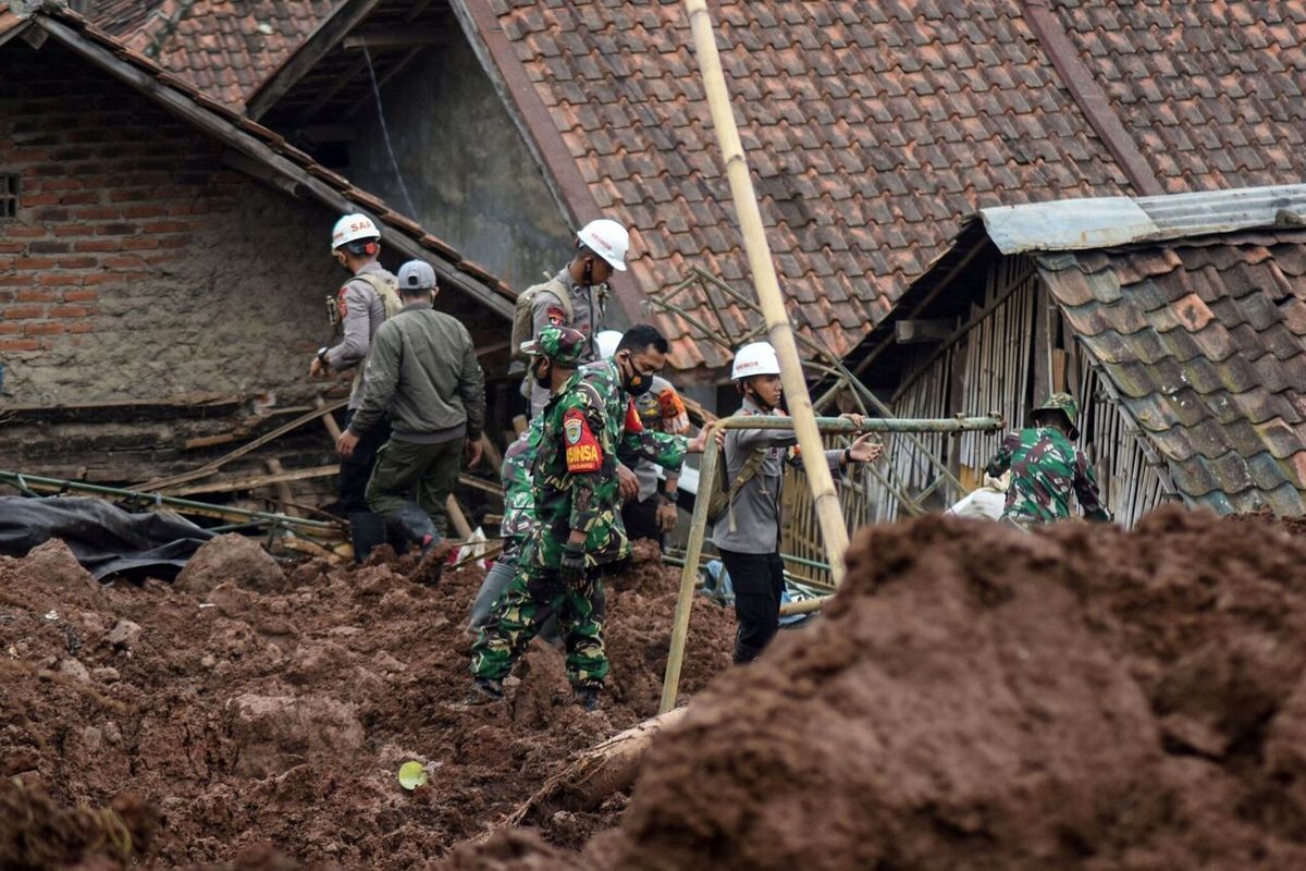 رانش زمین ۱۲ تن را در اندونزی به کام مرگ برد