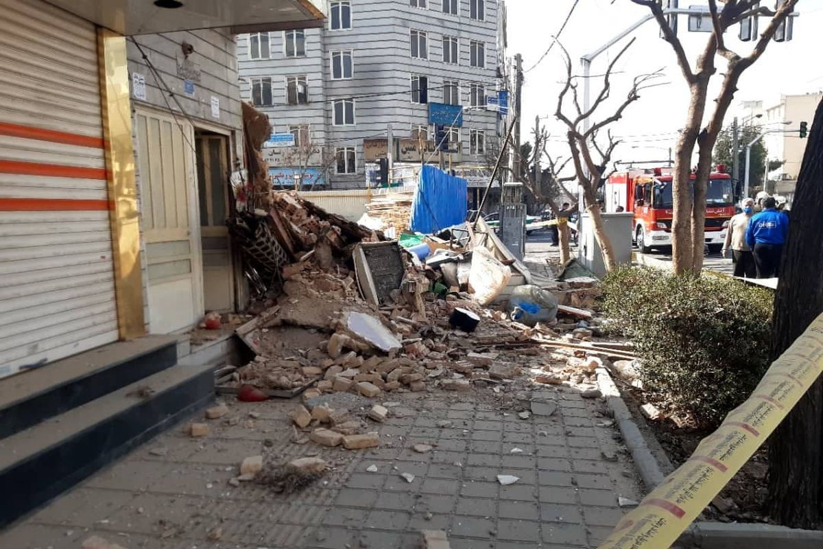 تخریب یک ساختمان در خیابان بقایی تهران+ عکس