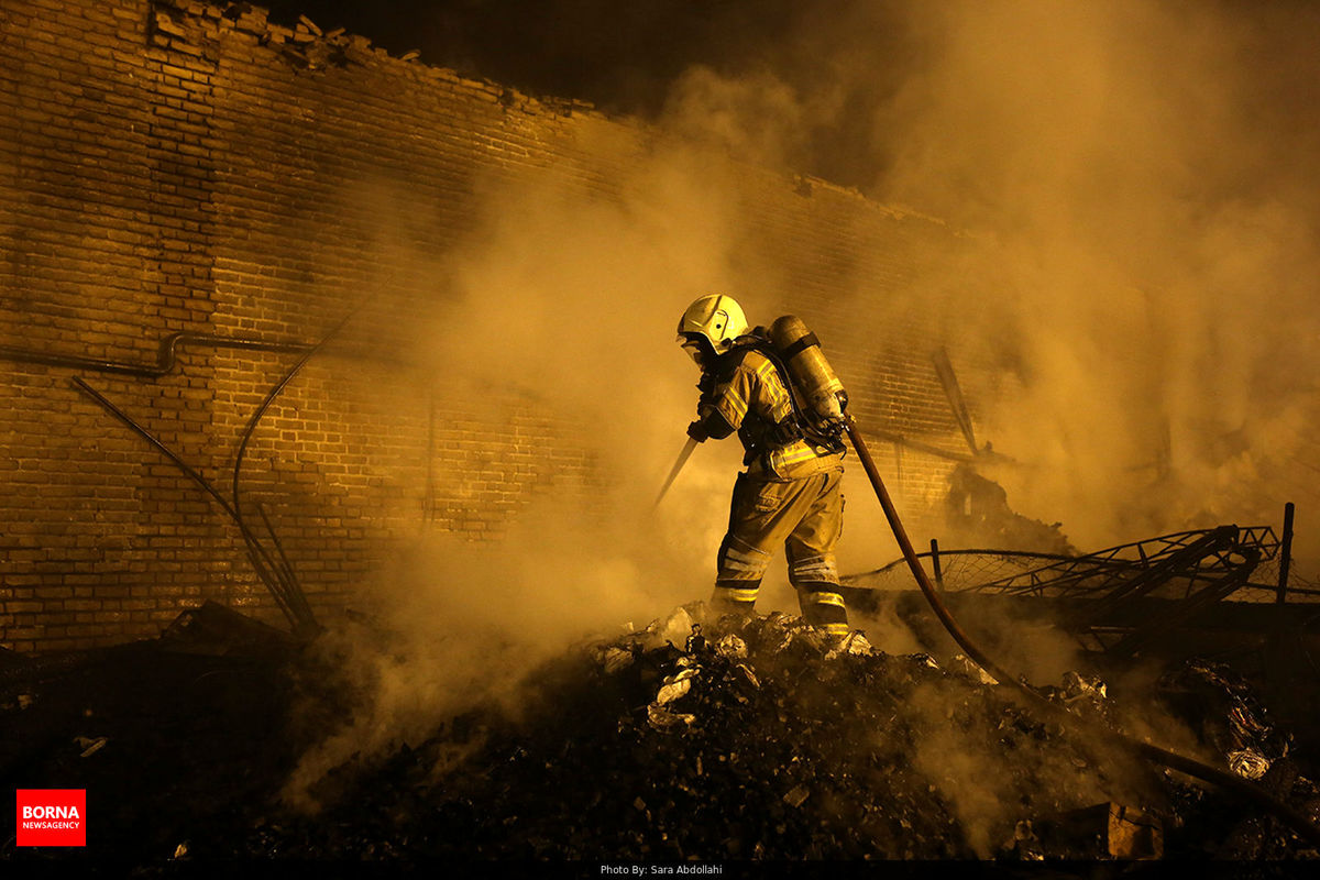 تلاش آتش نشانان ایرانی برای اطفای حریق در گمرک اسلام قلعه + فیلم