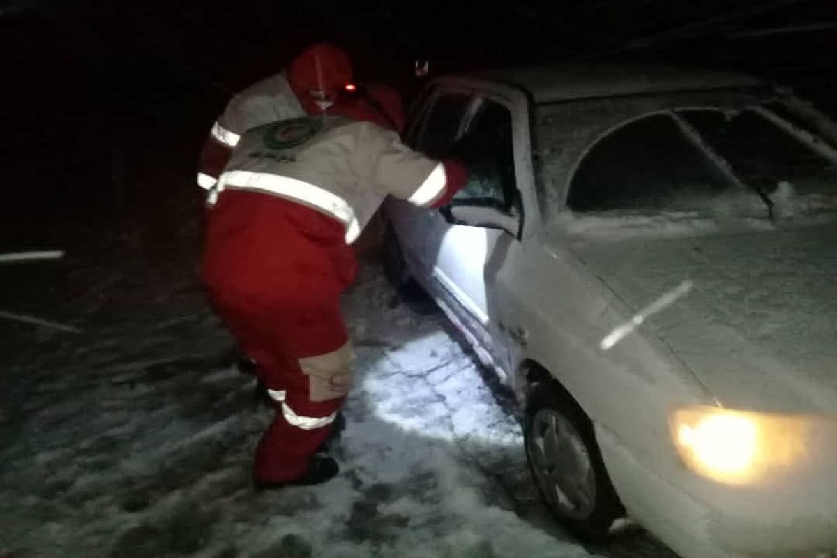 امداد رسانی به ۴٠ دستگاه خودروی گرفتار شده در برف و کولاک در لرستان