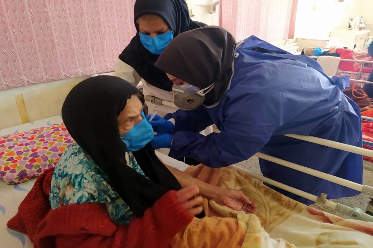 سالمندان خرمشهر در مقابل بیماری کرونا واکسینه شدند+ببینید