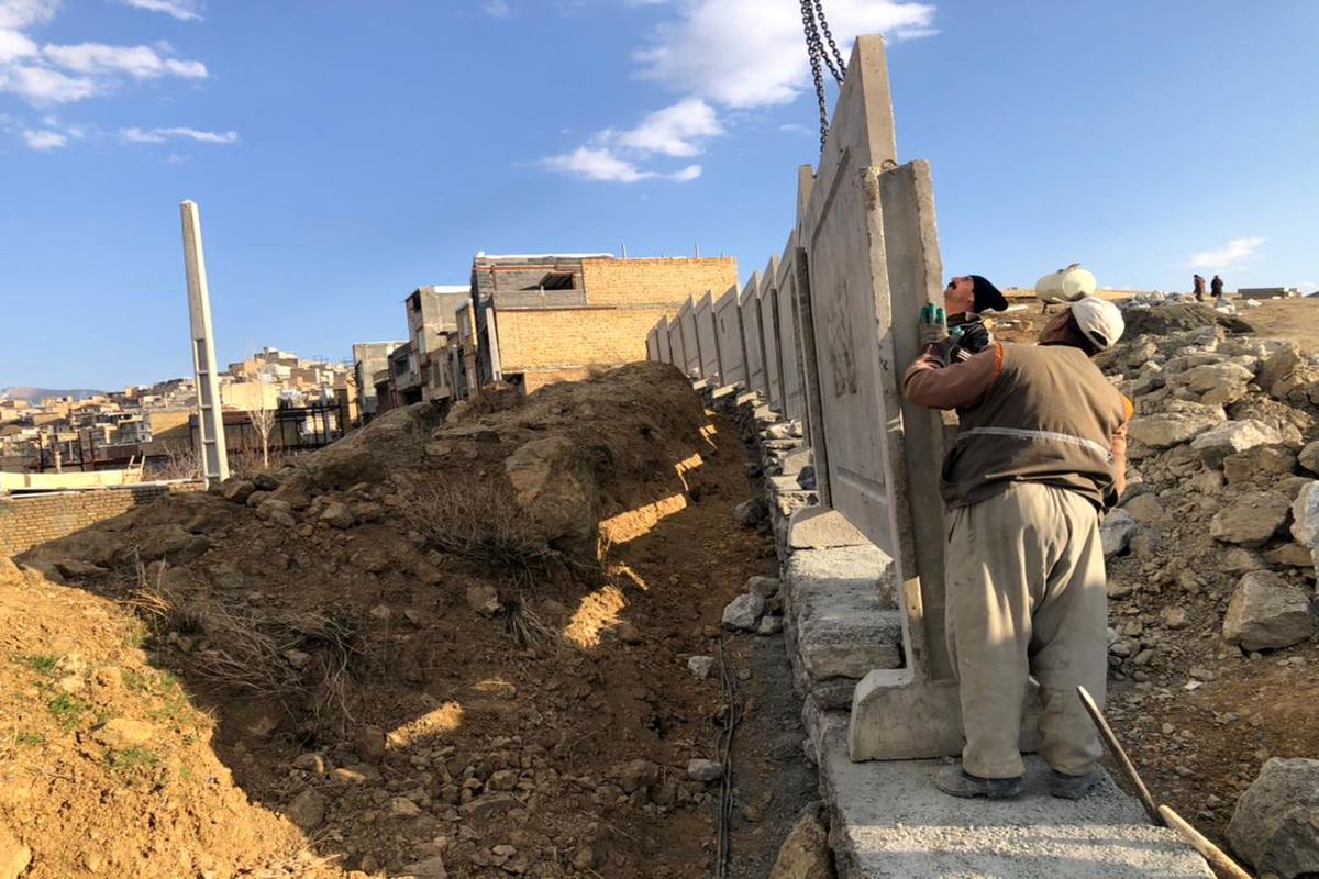 آغاز عملیات فاز یک حصارکشی ۳۲ هکتار زمین تملک شده آرامستان بهشت محمدی در سنندج