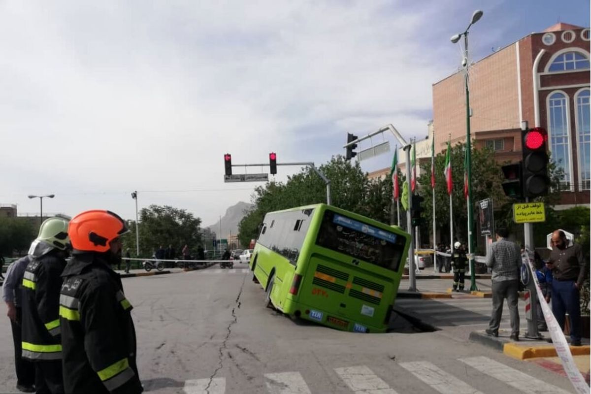 سقوط اتوبوس در حفره ۳ متری خیابان میرزاطاهر/ علت حادثه مشخص نیست