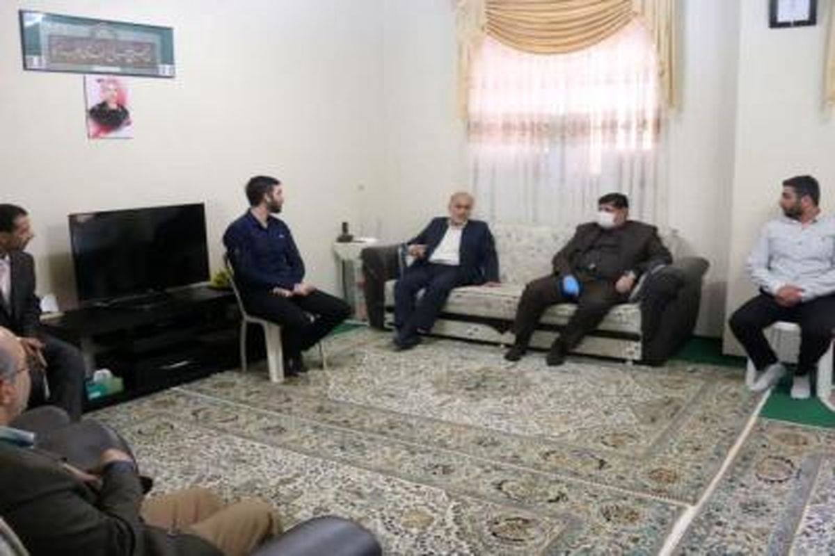 دیدار فرماندار انزلی با خانواده شهید مدافع حرم جواد دوربین