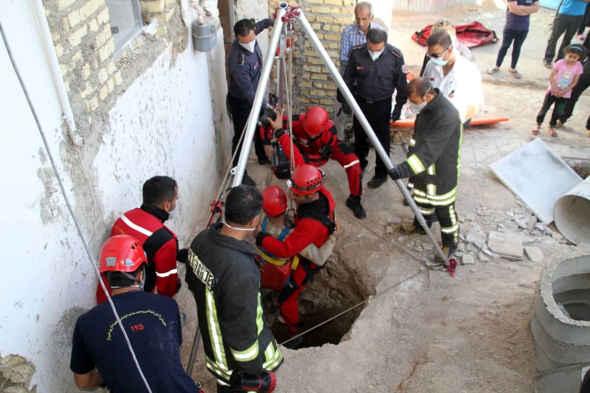 نجات کارگر ساختمانی از اعماق چاه ۱۲ متری
