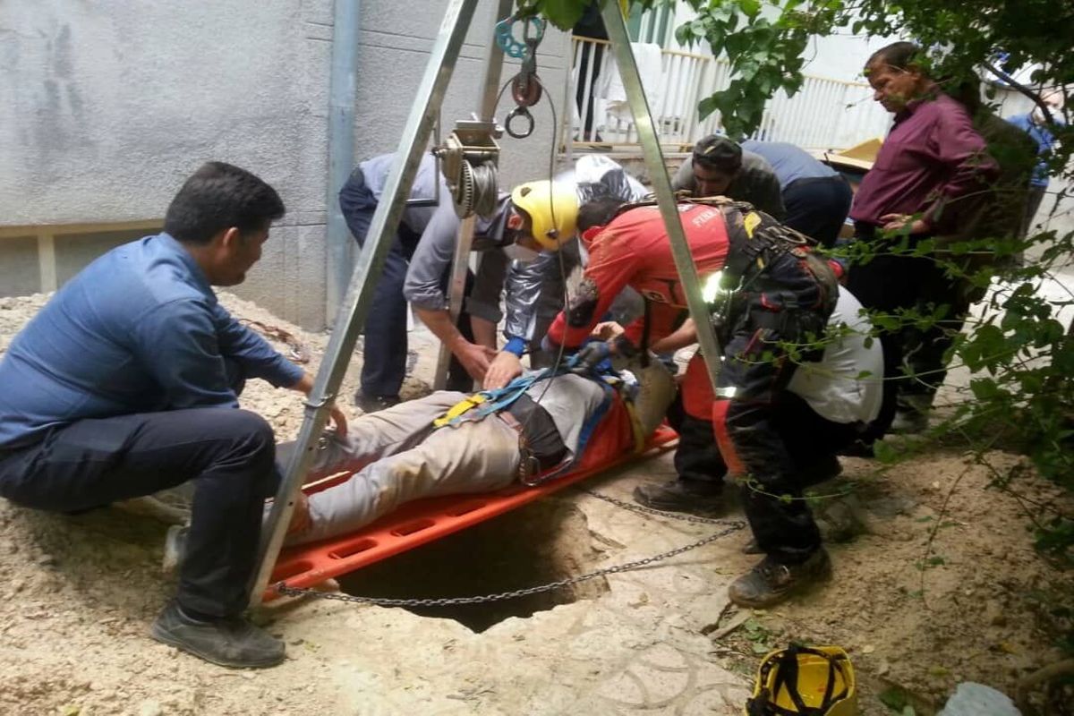 نجات جان یک کارگر از چاه ۱۰ متری در اراک