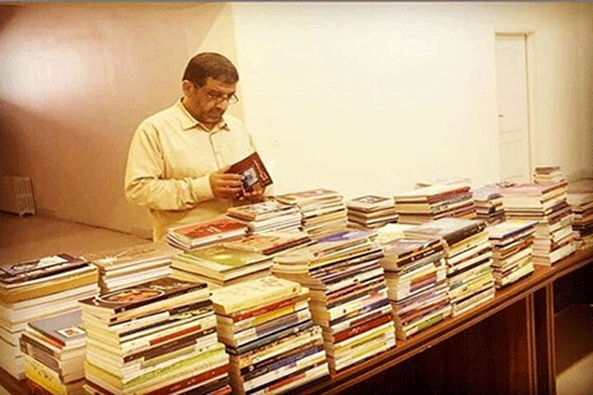 رئیس اسبق رسانه ملی بیش از ۲۰۰ جلد کتاب به کتابخانه فرهنگسرای اندیشه اهدا کرد