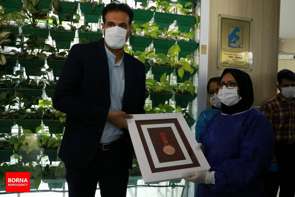 اهدای مدال آسیایی سرپرست تیم بسکتبال پالایش نفت آبادان به کادر درمانی بیمارستان طالقانی